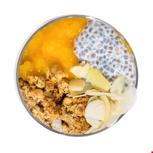 Budincă de chia cu piersici, musli crunch și fulgi de migdale